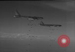 Standbild b-52 Stratofortress Dung Quat Bay Vietnam, 1965, aus Sekunde 59 historischem Filmmaterial Videoclip 65675054395