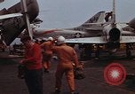 Standbild USS Kitty Hawk Yankee Station Vietnam, 1968, aus Sekunde 42 historischem Filmmaterial Videoclip 65675054433