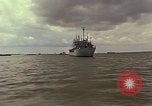 Image Opération par va-et-vient Vietnam Dong Tranh River, 1966, de la seconde 27 séquences d'archives historiques vidéo 65675054442