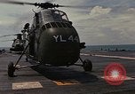 Image Opération par va-et-vient Dong Rivière Tranh Vietnam, 1966, de la seconde 58 séquences d'archives historiques vidéo 65675054443