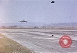 Standbild USAAC P-47s und P-38s Betrieb am Flugplatz (A-78) Florennes Belgien, 1945, aus Sekunde 8 historischem Filmmaterial Videoclip 65675054473