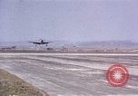 Standbild USAAC P-47s und P-38s Betrieb am Flugplatz (A-78) Florennes Belgien, 1945, aus Sekunde 10 historischem Filmmaterial Videoclip 65675054473