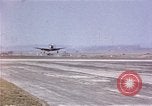 Standbild USAAC P-47s und P-38s Betrieb am Flugplatz (A-78) Florennes Belgien, 1945, aus Sekunde 11 historischem Filmmaterial Videoclip 65675054473