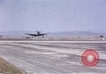 Standbild USAAC P-47s und P-38s Betrieb am Flugplatz (A-78) Florennes Belgien, 1945, aus Sekunde 12 historischem Filmmaterial Videoclip 65675054473