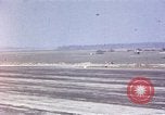 Standbild USAAC P-47s und P-38s Betrieb am Flugplatz (A-78) Florennes Belgien, 1945, aus Sekunde 18 historischem Filmmaterial Videoclip 65675054473