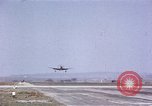 Standbild USAAC P-47s und P-38s Betrieb am Flugplatz (A-78) Florennes Belgien, 1945, aus Sekunde 19 historischem Filmmaterial Videoclip 65675054473