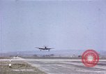 Standbild USAAC P-47s und P-38s Betrieb am Flugplatz (A-78) Florennes Belgien, 1945, aus Sekunde 20 historischem Filmmaterial Videoclip 65675054473