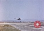Standbild USAAC P-47s und P-38s Betrieb am Flugplatz (A-78) Florennes Belgien, 1945, aus Sekunde 21 historischem Filmmaterial Videoclip 65675054473
