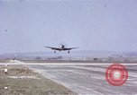 Standbild USAAC P-47s und P-38s Betrieb am Flugplatz (A-78) Florennes Belgien, 1945, aus Sekunde 22 historischem Filmmaterial Videoclip 65675054473
