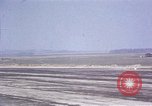 Standbild USAAC P-47s und P-38s Betrieb am Flugplatz (A-78) Florennes Belgien, 1945, aus Sekunde 29 historischem Filmmaterial Videoclip 65675054473