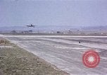 Standbild USAAC P-47s und P-38s Betrieb am Flugplatz (A-78) Florennes Belgien, 1945, aus Sekunde 30 historischem Filmmaterial Videoclip 65675054473