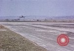 Standbild USAAC P-47s und P-38s Betrieb am Flugplatz (A-78) Florennes Belgien, 1945, aus Sekunde 31 historischem Filmmaterial Videoclip 65675054473