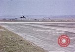 Standbild USAAC P-47s und P-38s Betrieb am Flugplatz (A-78) Florennes Belgien, 1945, aus Sekunde 32 historischem Filmmaterial Videoclip 65675054473