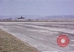 Standbild USAAC P-47s und P-38s Betrieb am Flugplatz (A-78) Florennes Belgien, 1945, aus Sekunde 33 historischem Filmmaterial Videoclip 65675054473