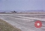 Standbild USAAC P-47s und P-38s Betrieb am Flugplatz (A-78) Florennes Belgien, 1945, aus Sekunde 34 historischem Filmmaterial Videoclip 65675054473