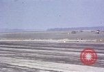 Standbild USAAC P-47s und P-38s Betrieb am Flugplatz (A-78) Florennes Belgien, 1945, aus Sekunde 44 historischem Filmmaterial Videoclip 65675054473