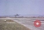 Standbild USAAC P-47s und P-38s Betrieb am Flugplatz (A-78) Florennes Belgien, 1945, aus Sekunde 45 historischem Filmmaterial Videoclip 65675054473