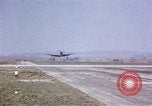 Standbild USAAC P-47s und P-38s Betrieb am Flugplatz (A-78) Florennes Belgien, 1945, aus Sekunde 46 historischem Filmmaterial Videoclip 65675054473