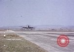 Standbild USAAC P-47s und P-38s Betrieb am Flugplatz (A-78) Florennes Belgien, 1945, aus Sekunde 47 historischem Filmmaterial Videoclip 65675054473