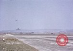 Standbild USAAC P-47s und P-38s Betrieb am Flugplatz (A-78) Florennes Belgien, 1945, aus Sekunde 55 historischem Filmmaterial Videoclip 65675054473