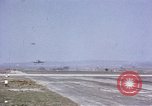 Standbild USAAC P-47s und P-38s Betrieb am Flugplatz (A-78) Florennes Belgien, 1945, aus Sekunde 56 historischem Filmmaterial Videoclip 65675054473