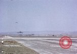 Standbild USAAC P-47s und P-38s Betrieb am Flugplatz (A-78) Florennes Belgien, 1945, aus Sekunde 57 historischem Filmmaterial Videoclip 65675054473