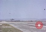 Standbild USAAC P-47s und P-38s Betrieb am Flugplatz (A-78) Florennes Belgien, 1945, aus Sekunde 58 historischem Filmmaterial Videoclip 65675054473