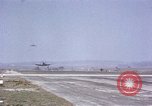 Standbild USAAC P-47s und P-38s Betrieb am Flugplatz (A-78) Florennes Belgien, 1945, aus Sekunde 59 historischem Filmmaterial Videoclip 65675054473