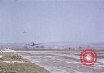 Standbild USAAC P-47s und P-38s Betrieb am Flugplatz (A-78) Florennes Belgien, 1945, aus Sekunde 60 historischem Filmmaterial Videoclip 65675054473