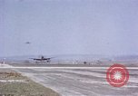 Standbild USAAC P-47s und P-38s Betrieb am Flugplatz (A-78) Florennes Belgien, 1945, aus Sekunde 61 historischem Filmmaterial Videoclip 65675054473