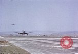Standbild USAAC P-47s und P-38s Betrieb am Flugplatz (A-78) Florennes Belgien, 1945, aus Sekunde 62 historischem Filmmaterial Videoclip 65675054473