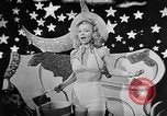 Immagine di Carole Landis United States USA, 1943, secondo 26 filmato di repertorio 65675054484