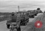 Standbild rote Kugel Konvoi Chartres Frankreich, 1944, aus Sekunde 30 historischem Filmmaterial Videoclip 65675054521