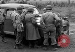 Standbild rote Kugel Konvoi Chartres Frankreich, 1944, aus Sekunde 62 historischem Filmmaterial Videoclip 65675054521