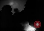 Standbild Ploiesti Öl Waldbrände von Bombardierung von 15 US Air Force Ploesti Rumänien, 1944, aus Sekunde 32 historischem Filmmaterial Videoclip 65675054527