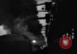 Standbild Ploiesti Öl Waldbrände von Bombardierung von 15 US Air Force Ploesti Rumänien, 1944, aus Sekunde 60 historischem Filmmaterial Videoclip 65675054527