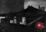 Standbild Ploiesti brennen nach dem Bombenangriff in Zweiten Weltkrieg Ploesti Rumänien, 1944, aus Sekunde 8 historischem Filmmaterial Videoclip 65675054529