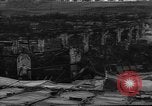 Standbild Ploiesti brennen nach dem Bombenangriff in Zweiten Weltkrieg Ploesti Rumänien, 1944, aus Sekunde 19 historischem Filmmaterial Videoclip 65675054529