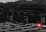 Standbild Ploiesti brennen nach dem Bombenangriff in Zweiten Weltkrieg Ploesti Rumänien, 1944, aus Sekunde 24 historischem Filmmaterial Videoclip 65675054529
