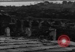 Standbild Ploiesti brennen nach dem Bombenangriff in Zweiten Weltkrieg Ploesti Rumänien, 1944, aus Sekunde 25 historischem Filmmaterial Videoclip 65675054529