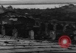Standbild Ploiesti brennen nach dem Bombenangriff in Zweiten Weltkrieg Ploesti Rumänien, 1944, aus Sekunde 27 historischem Filmmaterial Videoclip 65675054529