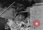 Standbild Ploiesti brennen nach dem Bombenangriff in Zweiten Weltkrieg Ploesti Rumänien, 1944, aus Sekunde 31 historischem Filmmaterial Videoclip 65675054529