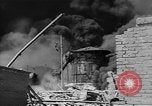 Standbild Ploiesti brennen nach dem Bombenangriff in Zweiten Weltkrieg Ploesti Rumänien, 1944, aus Sekunde 32 historischem Filmmaterial Videoclip 65675054529