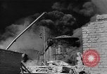 Standbild Ploiesti brennen nach dem Bombenangriff in Zweiten Weltkrieg Ploesti Rumänien, 1944, aus Sekunde 33 historischem Filmmaterial Videoclip 65675054529