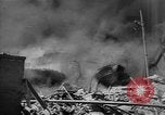 Standbild Ploiesti brennen nach dem Bombenangriff in Zweiten Weltkrieg Ploesti Rumänien, 1944, aus Sekunde 34 historischem Filmmaterial Videoclip 65675054529