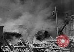 Standbild Ploiesti brennen nach dem Bombenangriff in Zweiten Weltkrieg Ploesti Rumänien, 1944, aus Sekunde 35 historischem Filmmaterial Videoclip 65675054529