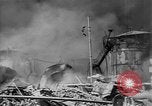 Standbild Ploiesti brennen nach dem Bombenangriff in Zweiten Weltkrieg Ploesti Rumänien, 1944, aus Sekunde 37 historischem Filmmaterial Videoclip 65675054529
