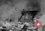 Standbild Ploiesti brennen nach dem Bombenangriff in Zweiten Weltkrieg Ploesti Rumänien, 1944, aus Sekunde 39 historischem Filmmaterial Videoclip 65675054529