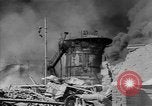 Standbild Ploiesti brennen nach dem Bombenangriff in Zweiten Weltkrieg Ploesti Rumänien, 1944, aus Sekunde 40 historischem Filmmaterial Videoclip 65675054529