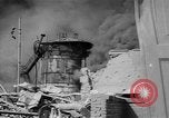 Standbild Ploiesti brennen nach dem Bombenangriff in Zweiten Weltkrieg Ploesti Rumänien, 1944, aus Sekunde 42 historischem Filmmaterial Videoclip 65675054529